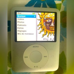 Selling my iPod 3rd generation! Purchased from Posh& is now stuck this position